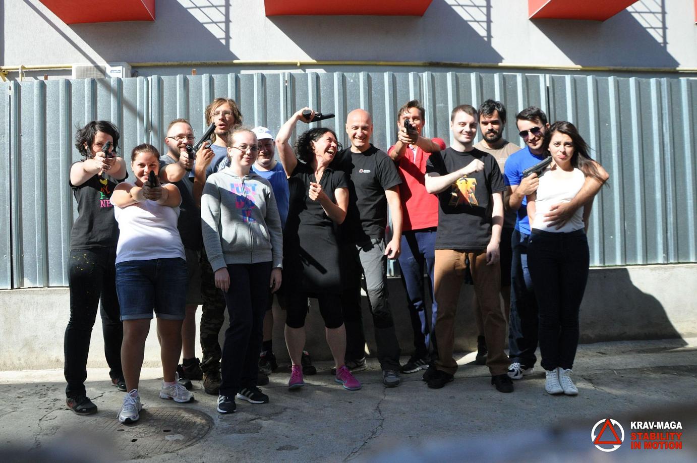 Trageri cu pistolul în poligon și Apărarea amenințărilor cu pistolul