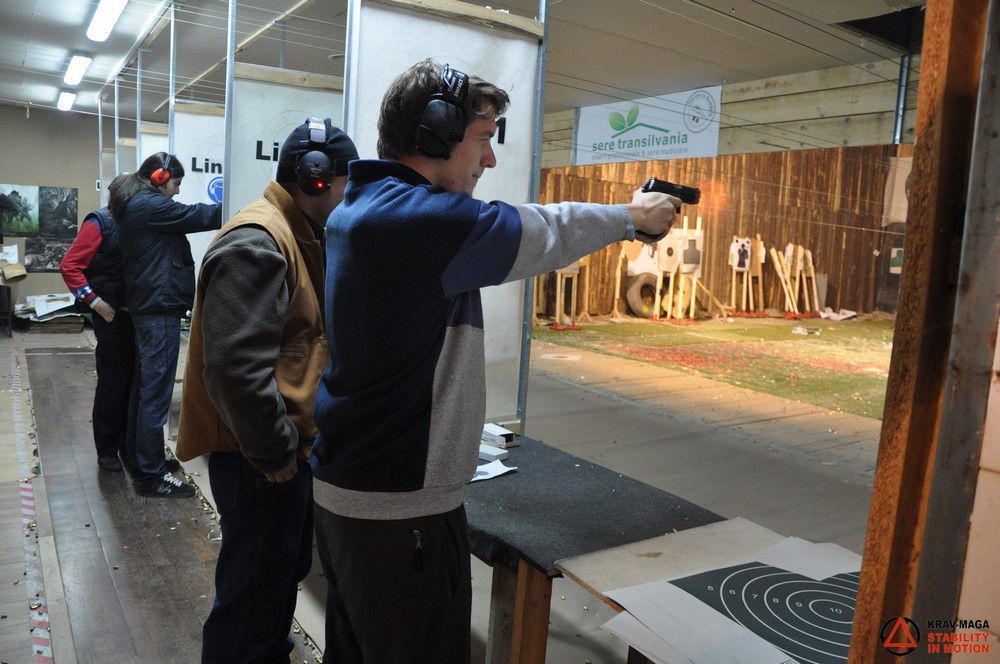 Trageri în poligon și apărarea amenințărilor cu pistolul