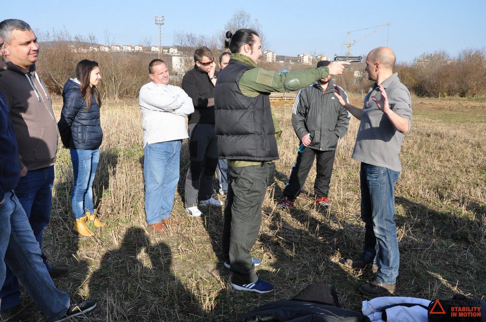 Trageri în poligon și apărarea amenințărilor cu pistolul