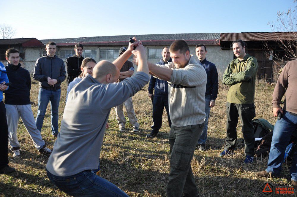 Trageri în poligon și apărarea amenințărilor cu pistolul