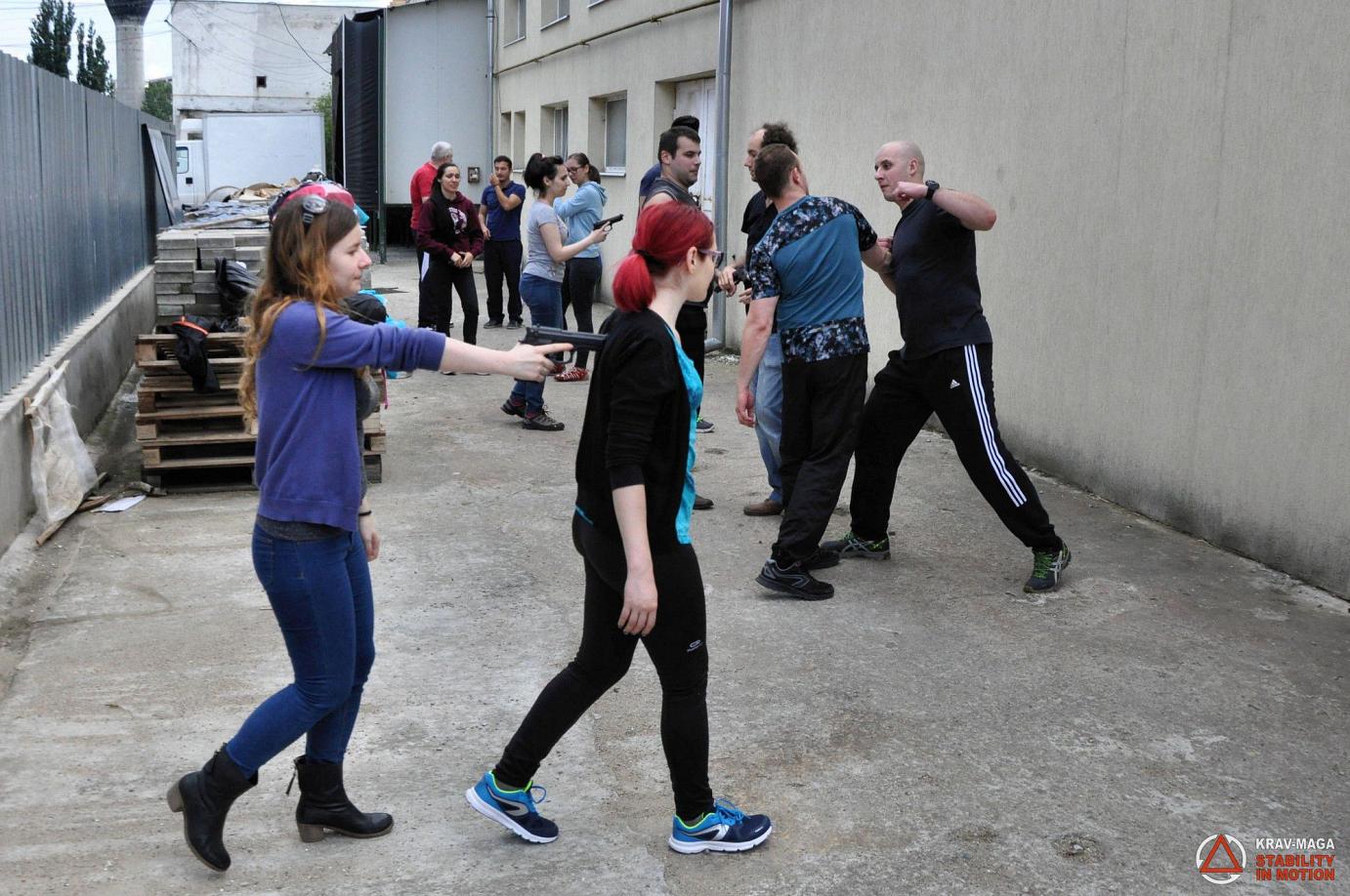 Trageri în poligon și apărarea amenințărilor cu pistolul