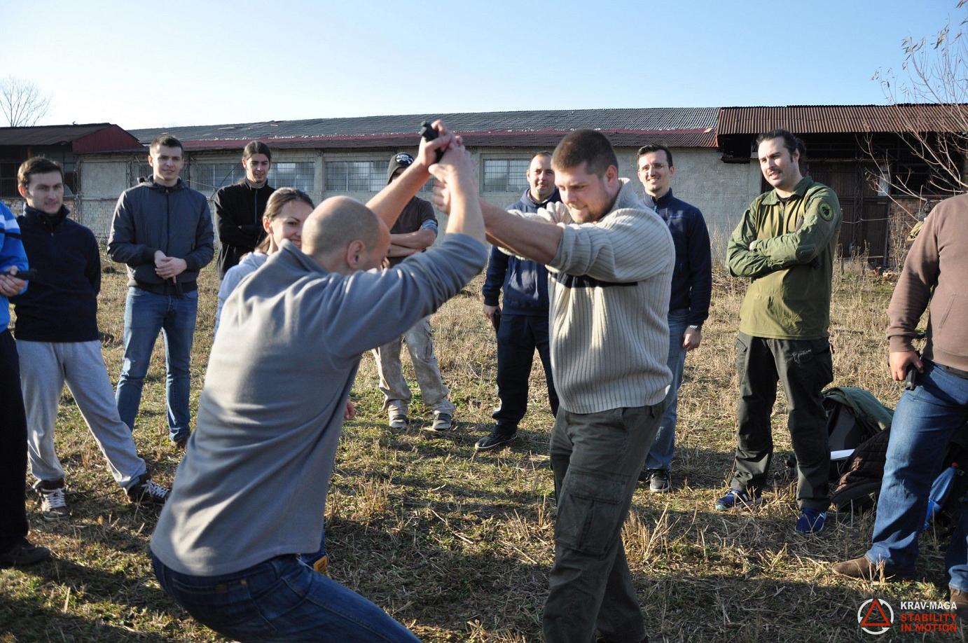 Trageri în poligon și apărarea amenințărilor cu pistolul