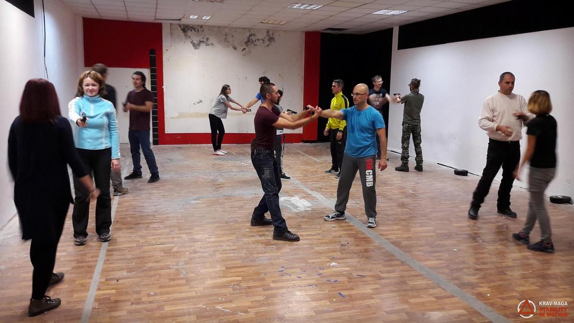 Trageri în poligon și apărarea amenințărilor cu pistolul