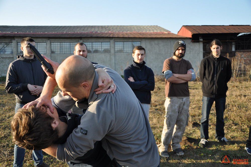 Trageri în poligon și apărarea amenințărilor cu pistolul