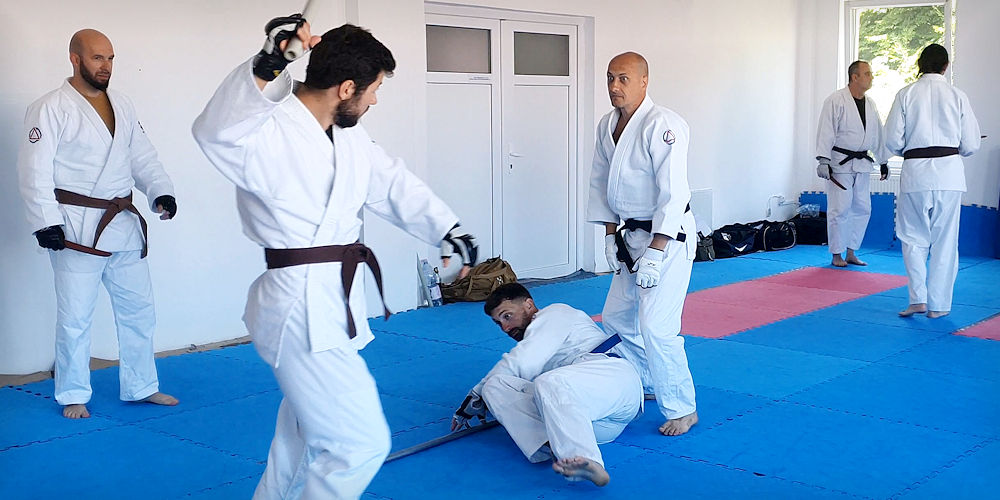 László Pethő – Instructorul care predă Krav-Maga ca o artă a vieții conștiente