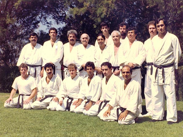 Imi Lichtenfeld și elevii lui, în 1982. Doar zece dintre aceștia au primit centura neagră de la Imi.