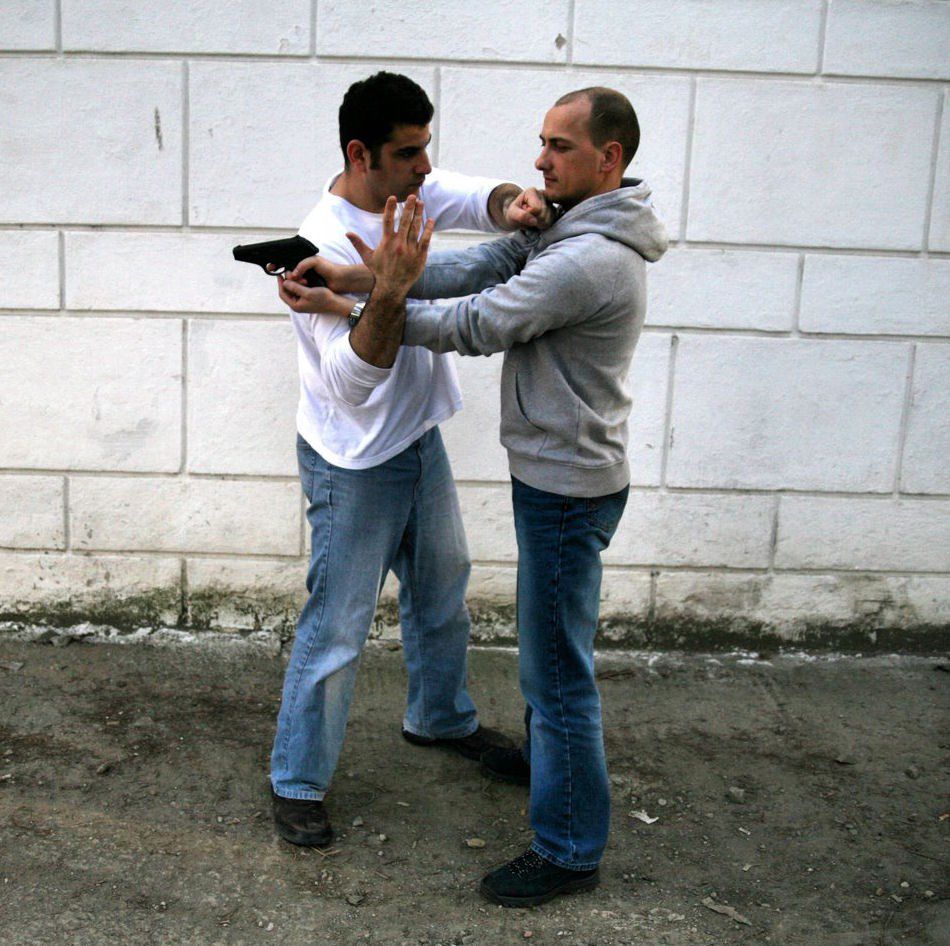 Onn și László: apărare la amenințare cu pistolul din spate în Cluj-Napoca, România