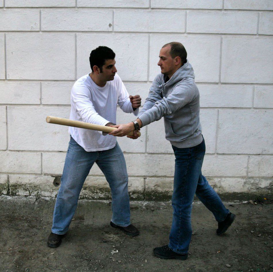 Onn și László: apărare la atacul cu bastonul de sus în Cluj-Napoca, România