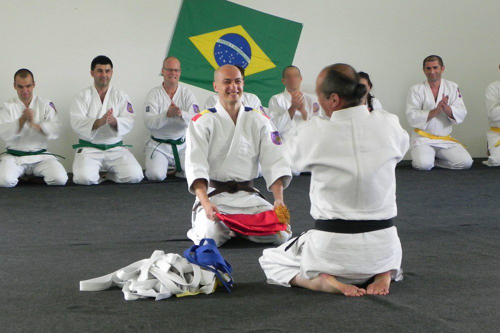 Yaron Lichtenstein îi oferă lui László Pethő steagul școlii BUKAN și centura maro, în iunie 2010, în Cluj-Napoca, România.