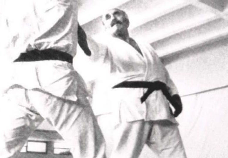 Imi Lichtenfeld in kimono, apărare la cuțit