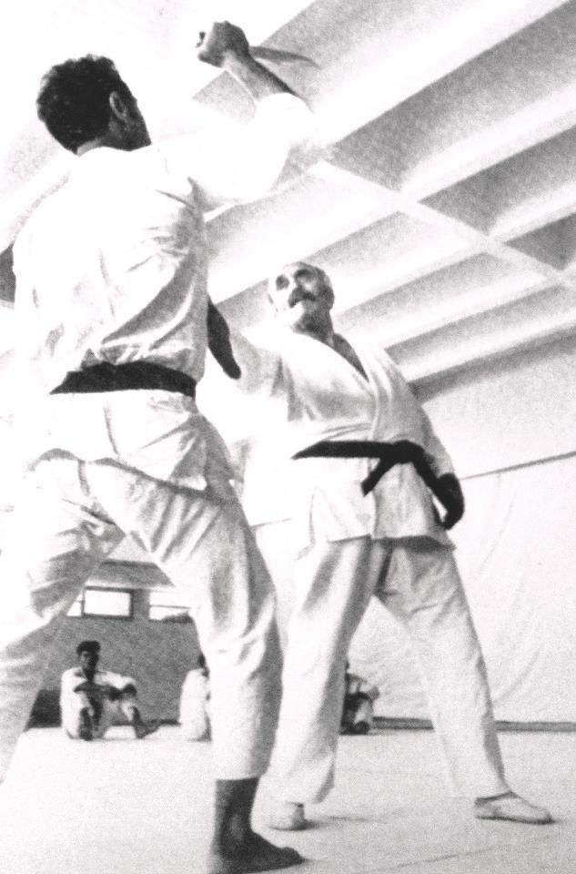 Imi Lichtenfeld in kimono, apărare la cuțit